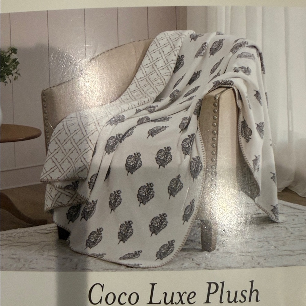 Laura Ashley Cream and Blue Floral Plush Reversible Throw - Picture 2 of 8